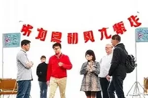 片尾署名截图，演职人员名单的顺序与字号存在变化